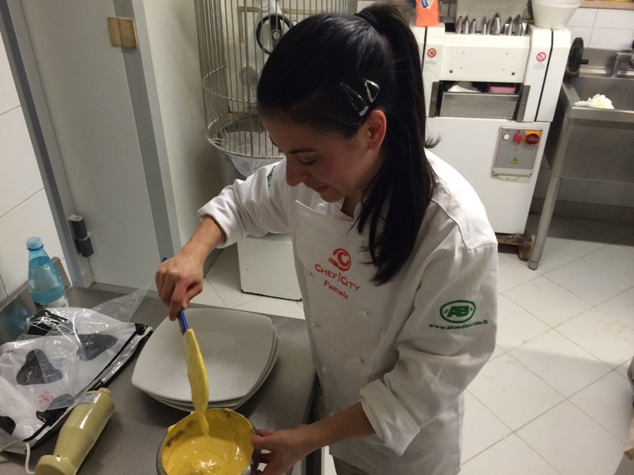 Pamela Tripodi lavora alla sua Delizia al limone